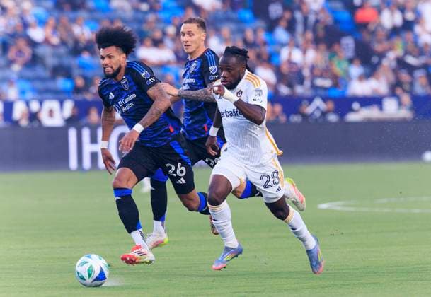 May 28, 2025, Carson, California, USA: Joseph Paintsil 28 of the LA Galaxy runs for the goal area as Rodrigues 26 of the San Jose Earthquakes defends during their regular season MLS, Fussball Herren, USA game on Wednesday May 28, 2025 at the Dignity Health Sports Park Stadium in Carson, California. ARIANA RUIZ PI Carson USA - ZUMAp124 20250528_zaa_p124_010 Copyright: xArianaxRuizx