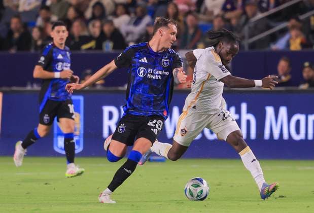 May 28, 2025, Carson, California, USA: Joseph Paintsil 28 of the LA Galaxy is defended by Benji Kikanovi 28 of the San Jose Earthquakes during their regular season MLS, Fussball Herren, USA match on Wednesday May 28, 2025 at Dignity Health Sports Park Stadium in Carson, California. Galaxy loses to Earthquakes, 0-1. JAVIER ROJAS PI Carson USA - ZUMAp124 20250528_zaa_p124_052 Copyright: xJavierxRojasx