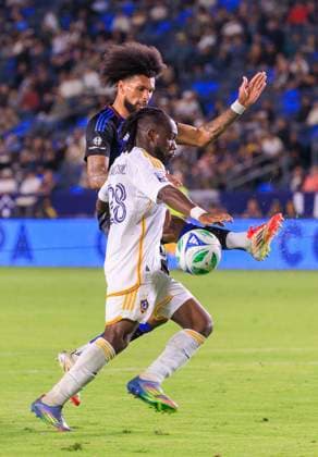 May 28, 2025, Carson, California, USA: Joseph Paintsil 28 of the LA Galaxy battles for the ball with Rodrigues 26 of the San Jose Earthquakes during their regular season MLS, Fussball Herren, USA match on Wednesday May 28, 2025 at Dignity Health Sports Park Stadium in Carson, California. Galaxy loses to Earthquakes, 0-1. JAVIER ROJAS PI Carson USA - ZUMAp124 20250528_zaa_p124_057 Copyright: xJavierxRojasx