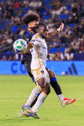 May 28, 2025, Carson, California, USA: Joseph Paintsil 28 of the LA Galaxy battles for the ball with Rodrigues 26 of the San Jose Earthquakes during their regular season MLS, Fussball Herren, USA match on Wednesday May 28, 2025 at Dignity Health Sports Park Stadium in Carson, California. Galaxy loses to Earthquakes, 0-1. JAVIER ROJAS PI Carson USA - ZUMAp124 20250528_zaa_p124_058 Copyright: xJavierxRojasx