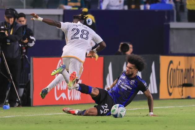 May 28, 2025, Carson, California, USA: Joseph Paintsil 28 of the LA Galaxy loses the ball to Rodrigues 26 of the San Jose Earthquakes during their regular season MLS, Fussball Herren, USA match on Wednesday May 28, 2025 at Dignity Health Sports Park Stadium in Carson, California. Galaxy loses to Earthquakes, 0-1. JAVIER ROJAS PI Carson USA - ZUMAp124 20250528_zaa_p124_067 Copyright: xJavierxRojasx