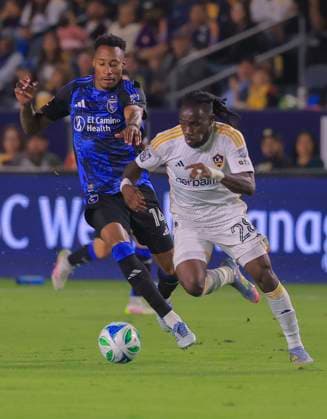 May 28, 2025, Carson, California, USA: Joseph Paintsil 28 of the LA Galaxy battles for the ball with Mark-Anthony Kaye 14 of the San Jose Earthquakes during their regular season MLS, Fussball Herren, USA match on Wednesday May 28, 2025 at Dignity Health Sports Park Stadium in Carson, California. Galaxy loses to Earthquakes, 0-1. JAVIER ROJAS PI Carson USA - ZUMAp124 20250528_zaa_p124_075 Copyright: xJavierxRojasx