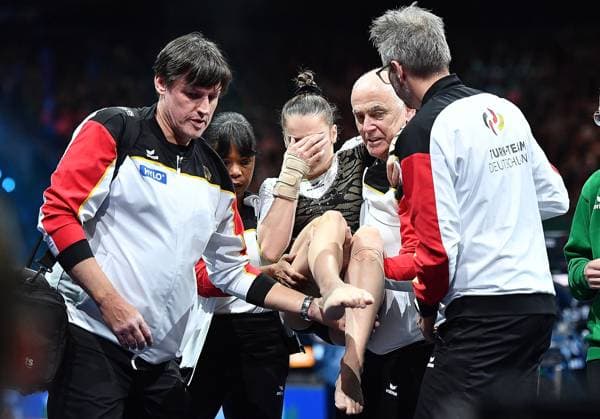 Sport Themen der Woche KW22 Bilder des Jahres 2025, Sport 05 Mai Turnen, EM in Leipzig, Helen Kevric nach Sturz im Krankenhaus 29.05.2025, xhbx, Turnen Turn EM 2025 Mehrkampffinale Frauen, v.l. Helen Kevric (Deutschland) verletzt, Verletzung beim Sprung (DFL DFB REGULATIONS PROHIBIT ANY USE OF PHOTOGRAPHS as IMAGE SEQUENCES and or QUASI-VIDEO) Leipzig