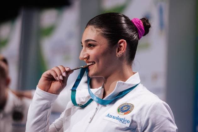 Bilder des Jahres 2025, Sport 05 Mai Sport Bilder des Tages Turnen Europameisterschaft 2025 - Frauen Mehrkampf Finale - Leipzig ESPOSITO Manila (ITA) Biss auf die Goldmedaille nach ihrem Sieg im Mehrkampf Finale Leipzig Messe Leipzig SN Deutschland