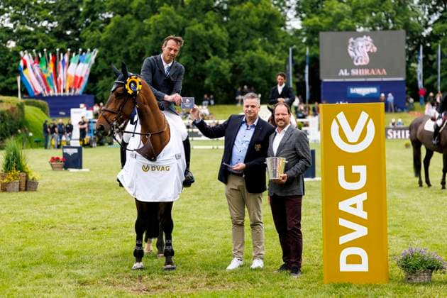 Bilder des Jahres 2025, Sport 05 Mai Sport Bilder des Tages HAMBURG - 94. Deutsches Spring- und Dressur DERBY 2025, HAMBURG - 94. Deutsches Spring- und Dressur DERBY 2025 SMOLDERS Harrie (NED), Mr. Tac, GEILFUSS Christoph (DVAG) Siegerehrung Prize giving ceremony Al Shira aa CSI5* Tour CSI5* - Championat of Hamburg Preis der Deutsche Vermögensberatung AG DVAG - Int. jumping competition with jump-off Qualification for the Grand Prix Hamburg, Jenischpark, Derby Park Klein Flottbek 29. May 2025 -