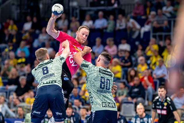 Bilder des Jahres 2025, Sport 05 Mai Sport Bilder des Tages 1. Handball-Bundesliga, Rhein-Neckar Löwen gegen TVB Stuttgart; 29.05.2025 Torben Matzken (22; TVB 1898 Stuttgart) von TVB 1898 Stuttgart prellt den Ball und wird dabei von Jannik Kohlbacher (80; Rhein Neckar Löwen) verteidigt 1. Handball-Bundesliga, DAIKIN HBL 2024 25, Rhein-Neckar Löwen (im Sondertrikot) gegen TVB Stuttgart, am 29.05.2025 in der SAP-Arena in Mannheim. Copyright: xBEAUTIFULxSPORTS Gelhardtx