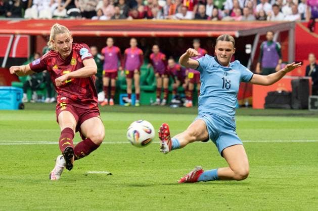 Bilder des Jahres 2025, Sport 05 Mai Sport Bilder des Tages Sarai LINDER (GER) schiesst das Tor zum 3-0 UEFA Womens Nations League, 5. Spieltag, matchday 5, Fussball Laenderspiel der Frauen, Deutschland (GER) - Niederlande (NED) am 30.05.2025 in Bremen Deutschland. Â