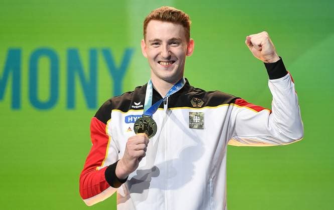 Bilder des Jahres 2025, Sport 05 Mai Sport Bilder des Tages 31.05.2025, xhbx, Turnen Turn EM 2025 Barrenfinale Männer, v.l. Nils Dunkel (Deutschland), Siegerehrung, Gold (DFL DFB REGULATIONS PROHIBIT ANY USE OF PHOTOGRAPHS as IMAGE SEQUENCES and or QUASI-VIDEO) Leipzig