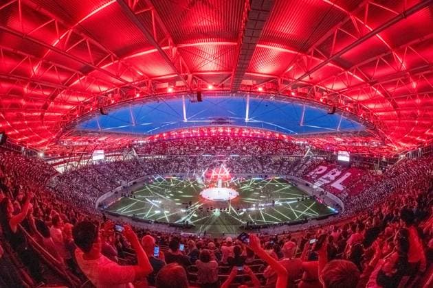 Bilder des Jahres 2025, Sport 05 Mai Stadiongala des 44. Internationalen Deutschen Turnfests am 31. Mai 2025 in der Red Bull Arena am Sportforum in Leipzig. Großes Showprogramm mit vielfältigen sportlichen und künstlerischen Darbietungen, darunter ein Live-Auftritt der Band Die Prinzen. Moderiert von Stefanie Müller-Spirra. Die Veranstaltung wurde live im Ersten (ARD) übertragen. Farbenfrohe Lichtstimmung, begeistertes Publikum und festliche Atmosphäre in einem voll besetzten Stadion. Stadiongala Internationales Turnfest