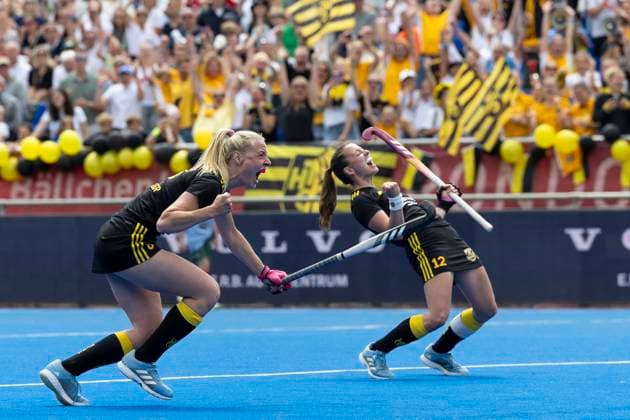 Bilder des Jahres 2025, Sport 06 Juni Bilder des Jahres 2025, Sport 06 Juni Sport Themen der Woche KW22 Sport Bilder des Tages Laura SAENGER (HTHC 8, li.) jubelt mit Fenja POPPE (HTHC 12, re.) nach dem Tor zum 1-0, Jubel, Freude, Lachen. Hockey 1. Feldhockey Bundesliga Damen, Finale, Harvestehuder THC (HTHC) - Duesseldorfer HC (Düsseldorfer HC) (DHC), Endstand 2-1, am 01.06.2025 in der Gerd-Wellen-Hockeyanlage in Krefeld Deutschland. Â