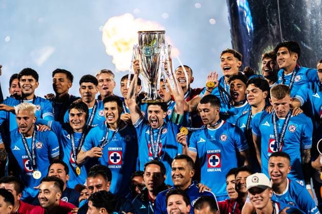 Bilder des Jahres 2025, Sport 06 Juni Sport Themen der Woche KW22 Sport Bilder des Tages CONCACAF CHAMPIONS CUP 2025 CRUZ AZUL VS VANCOUVER WHITE CAPS CONCACAF CHAMPIONS CUP 2025 CRUZ AZUL VS VANCOUVER WHITE CAPS 01062025 MEXICIO CITY, MEX. Action photo of players of Cruz Azul of the Liga BBVA MX, celebrating with trophy and medals as champions during the final of the CONCACAF Champions Cup 2025 at the Estadio Ciudad Universitaria Olympic Stadium of Mexico City. Cruz Azul defeats Vancouver White Caps of the MLS, Fussball Herren, USA 5-0 and will go to the 2029 FIFA Club World Cup . Foto de accion de jugadores de Cruz Azul de la Liga BBVA MX celebrando con trofeo y medallas como campones durante la final de la CONCACAF Champions Cup celebrada en el Estadio Olimpico de Ciudad Universitaria de la Ciudad de Mexico. Cruz Azul gabo 5-0 e ira al Mundial de Clubes 2029 de la FIFA. Photo by IMAGENSHOP AGENCIA FOTOGRAFICA MEXICO CITY MEXICO CITY MEXICO Copyright: xIMAGENSHOPxAGENCIAxFOTOGRAFICAx