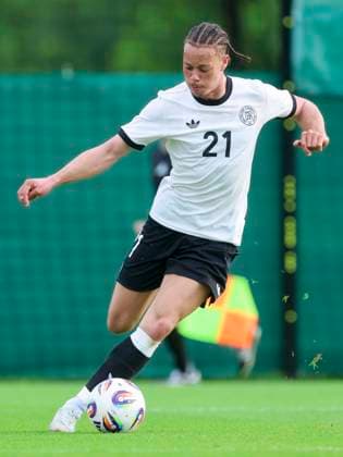 Derry Scherhant (Germany) kontrolliert den Ball, Friendly match, Germany U21, U 21 vs RB Leipzig U19, Spa und GolfResort Weimarer Land am 01. June 2025 in Blankenhain, Deutschland. (Foto von Marco Steinbrenner DeFodi Images) Derry Scherhant (Germany) controls the ball, Friendly match, Germany U21 vs RB Leipzig U19, Spa und GolfResort Weimarer Land, June 1, 2025 in Blankenhain, Germany. (Photo by Marco Steinbrenner DeFodi Images)