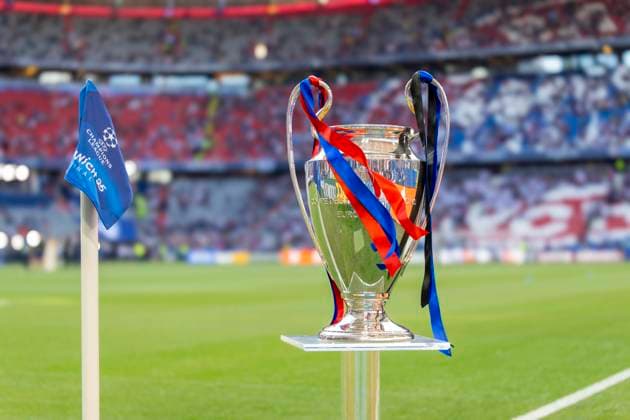 31.05.2025, Fussball UEFA Championsleague Finale 2025: Paris St. Germain - Inter Mailand, in der Allianz-Arena München. Der Championsleague-Pokal steht auf der Stele bereit. Geschmückt mit Bändern in den Vereinsfarben der beiden Final-Teams.
