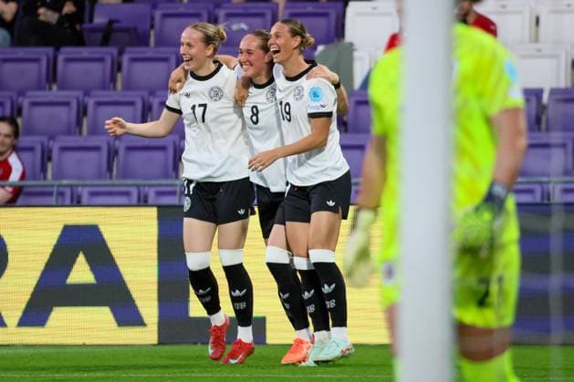Bilder des Jahres 2025, Sport 06 Juni Sport Themen der Woche KW23 Sport Bilder des Tages Wien, Österreich 03. Juni 2025: UEFA Nations League Women - 2025 - Österreich vs. Deutschland Im Bild: v.li. die Zweite Torschützin Sydney Lohmann (Deutschland) macht das Tor zum 1:0 für Deutschland und jubelt mit Franziska Kett (Deutschland) und Klara Bühl Buehl (Deutschland) Generali Arena Copyright: xFotostandx xFantinix