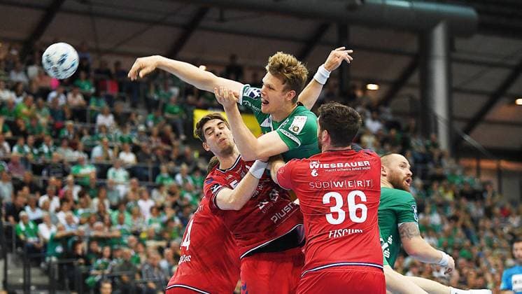 Bilder des Jahres 2025, Sport 06 Juni Sport Themen der Woche KW23 Sport Bilder des Tages Handball-Bundesliga, Saison 2024 2025, 33. Spieltag, SC DHfK Leipzig vs. SG BBM Bietigheim (04.06.2025) Torwurf Friedrich Schmitt (Rückraum SC DHfK Leipzig, Rückennummer 29) (Mitte oben) gegen Fynn Nicolaus (Rückraum Rückraumspieler Bietigheim, Rückennummer 14) (li.) und Jonathan Fischer (Kreisläufer Bietigheim, Rückennummer 36) (re.) beim Handball-Bundesliga-Spiel DHfK Leipzig gegen Bietigheim (04.06.2025) Leipzig Sachsen Deutschland QUARTERBACK Immobilien Arena Am Sportforum 2