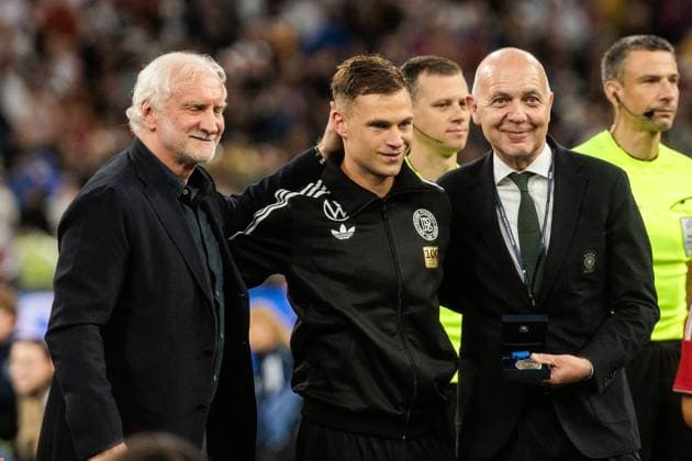 Bilder des Jahres 2025, Sport 06 Juni Bilder des Jahres 2025, Sport 06 Juni Sport Themen der Woche KW23 Sport Bilder des Tages UEFA Nations League Finals: Deutschland - Portugal; 04.06.2025 Joshua Kimmich (Deutschland, 6, Mitte) wird von Rudi Völler (DFB Direktor A-Nationalmannschaft) und Bernd Neuendorf (DFB Präsident) für sein 100. Länderspiel geehrt UEFA Nations League Finals: Halbfinale Deutschland - Portugal; München, Munich Football Arena am 04.06.2025 Copyright: xBEAUTIFULxSPORTS Wunderlx