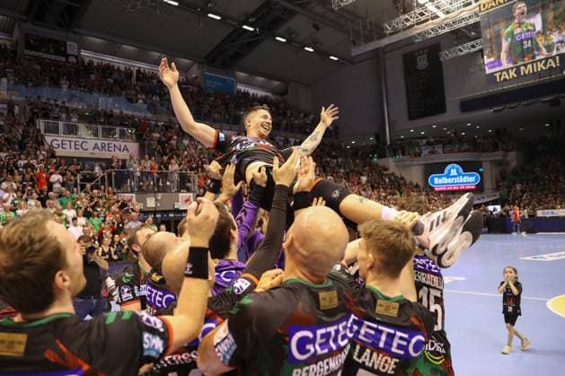 Bilder des Jahres 2025, Sport 06 Juni Sport Themen der Woche KW23 Sport Bilder des Tages 04.06.2025, xtgx, Handball, Daikin HBL, SC Magdeburg - SG Flensburg Handewitt v.l. die Mannschaft feiert Michael Damgaard (Magdeburg, 34) Magdeburg
