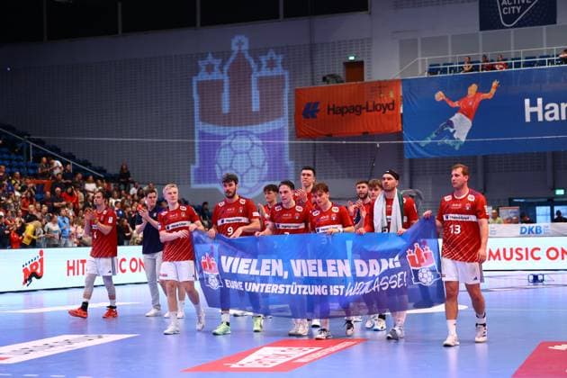 Sport Bilder des Tages Handball I Herren I Saison 2024 2025 I Bundesliga I 33. Spieltag I HSV Hamburg - HSG Wetzlar I 05.06.2025 Die Spieler vom HSV Hamburg bedankt sich bei den Fans Hamburg Alsterdorfer Sporthalle Hamburg Deutschland Copyright: xLobeca RalfxHomburgx