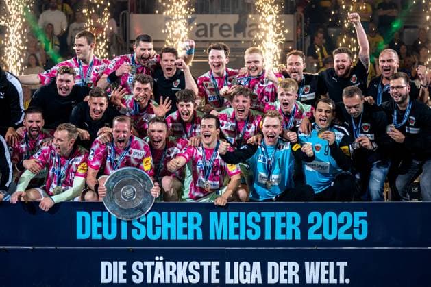 Bilder des Jahres 2025, Sport 06 Juni Bilder des Jahres 2025, Sport 06 Juni 1. Handball-Bundesliga, DAIKIN HBL, Rhein-Neckar Löwen - Füchse Berlin; 08.06.2025 Die Mannschaft der Füchse Berlin jubelt gemeinsam nach dem Gewinn der Deutschen Meisterschaft 2025 in der SAP Arena. die Spieler halten die Meisterschale. DAIKIN HBL 2024 25, Rhein-Neckar Löwen gegen Füchse Berlin, am 08.06.2025 in der SAP-Arena in Mannheim. DAIKIN HBL 2024 25, Rhein-Neckar Löwen gegen Füchse Berlin, am 08.06.2025 in der SAP-Arena in Mannheim. Copyright: xBEAUTIFULxSPORTS Gelhardtx
