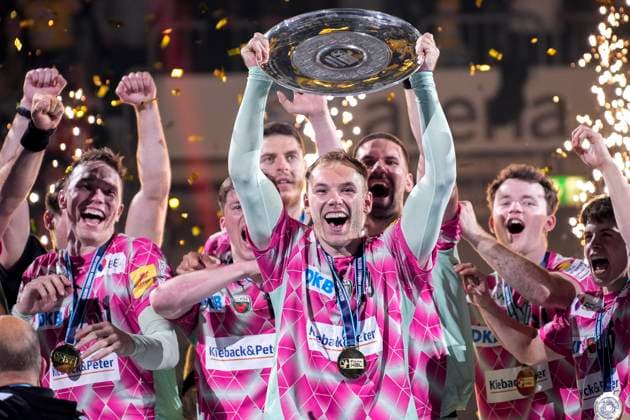 Bilder des Jahres 2025, Sport 06 Juni Mathias Gidsel (Füchse, 19) mit der Schale, Spieler der Füchse Berlin bei der Siegerehrung, Ehrung, mit der Meisterschale, dem Pokal, der Trophäe, Jubel nach dem Schlusspfiff, jubeln, jubelt, Freude, Sieger, Sieg, Gewinner der Deutschen Meisterschaft 2024 25, Highlight, optimistisch, Deutscher Meister, Titelträger, Champion, Meisterjubel, fröhlich, optimistisch, positiv, Aktion, Action, 08.06.2025, Mannheim (Deutschland), Handball, Bundesliga, Rhein-Neckar Löwen - Füchse Berlin