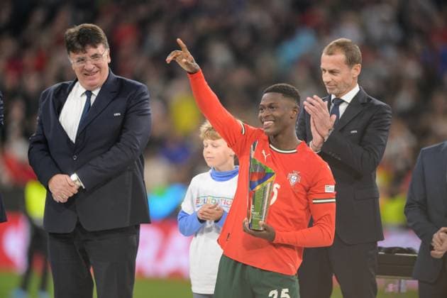 Bilder des Jahres 2025, Sport 06 Juni Sport Themen der Woche KW23 Sport Bilder des Tages Fußball, Nations League, 20250609, Portugal - Spanien. Im Bild Nuno MENDES (Portugal, 25) Auszeichnung Man of the Match. München Munich Football Arena Bayern Deutschland Copyright: Passion2Press MarkusxFischerx