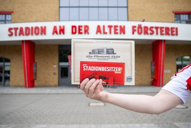 Bilder des Jahres 2025, Sport 06 Juni Sport Themen der Woche KW24 Sport Bilder des Tages Fussball, Herren, Saison 2024 2025, 1. Bundesliga, 1. FC Union Berlin, erster Tag der Ausgabe der im Dezember 2024 von Vereinsmitgliedern gezeichneten Stadionaktien (neue Alte-Försterei-Aktie) am Stadion An der Alten Försterei, 10.06. 2025, Copyright: xMatthiasxKochx