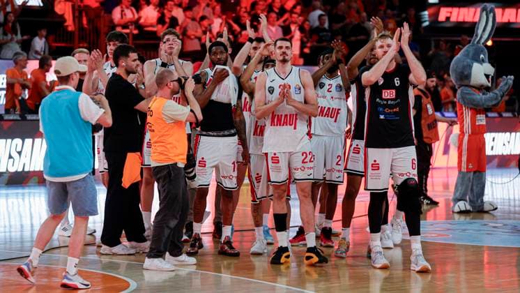 Im Bild: Die Spieler der Wuerzburg Baskets bedanken sich bei ihren Fans 12.06.2024, ratiopharm Ulm vs. FIT-One Wuerzburg Baskets, easyCredit BBL, Playoffs, Halbfinale, 5. Spiel, Deutschland, 89231, ratiopharm Arena, Copyright: HMBxMedia xJulienxBecker