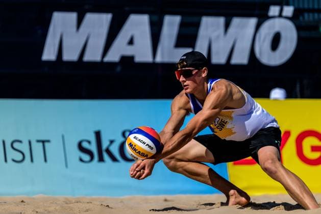 Bilder des Jahres 2025, Sport 06 Juni Sport Themen der Woche KW24 250613 Elmer Andersson of Sweden in men s Beach Pro Tour Beach volleyball, Beachvolleyball group stage match on June 13, 2025 in Malmö. Photo: Mathilda Schuler BILDBYRAN kod MA MA0822 beachvolleyboll beach volleyball sandvolleyball beach volleyboll beach pro tour malmö bbeng Copyright: MATHILDAxSCHULER BB250613MA052
