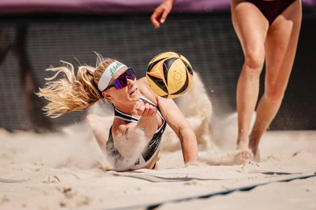 Bilder des Jahres 2025, Sport 06 Juni Sport Themen der Woche KW24 Sport Bilder des Tages Beachvolleyball Frauen Allianz German Beach Tour 2025 Tourstop Bremen 13.06.2025 Anna Behlen springt zum Ball Bremen Waterfront Bremen Deutschland