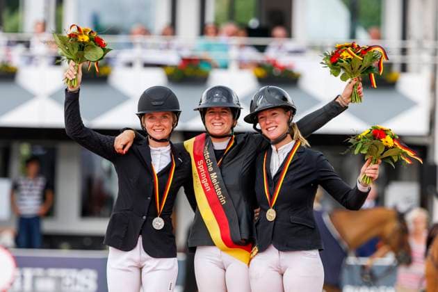 Bilder des Jahres 2025, Sport 06 Juni Sport Themen der Woche KW24 BALVE - LONGINES Balve Optimum 2025, BALVE - LONGINES Balve Optimum 2025 HINNERS Sophie (GER), DE BOER Stephi (GER), KRUSE Mylen (GER) Meisterehrung Springprüfung Kl.S