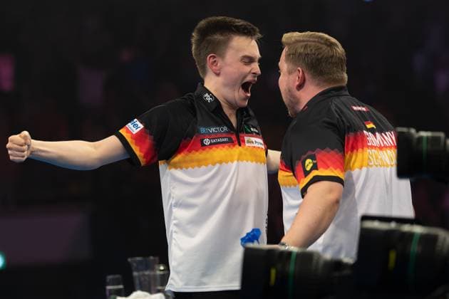 Bilder des Jahres 2025, Sport 06 Juni Sport Themen der Woche KW24 Sport Bilder des Tages World Cup of Darts 2025 Ricardo Pietreczko (Deutschland) und Martin Schindler (Deutschland) jubeln nach dem Sieg. PDC World Cup-Zweitrundenspiel zwischen England und Deutschland am 14. Juni 2025 in der Eissporthalle in Frankfurt am Main., Frankfurt am Main Hessen Deutschland Eissporthalle