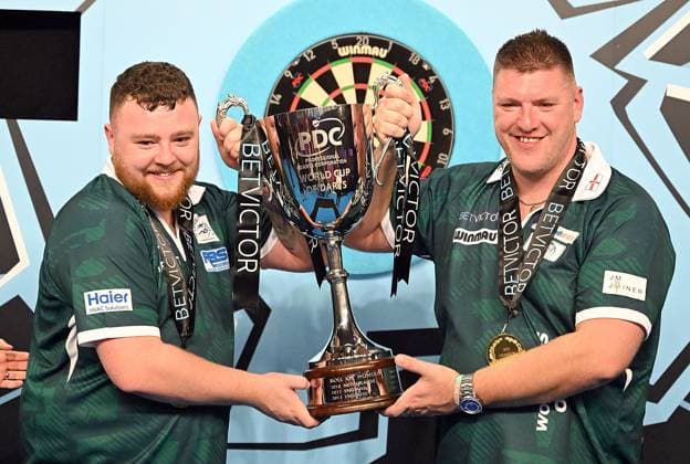 Bilder des Jahres 2025, Sport 06 Juni Sport Themen der Woche KW24 Sport Bilder des Tages 15.06.2025, xhbx, Dart World Cup of Darts 2025, v.l.Josh Rock (Nordirland), Daryl Gurney (Nordirland) Siegerehrung, Pokal (DFL DFB REGULATIONS PROHIBIT ANY USE OF PHOTOGRAPHS as IMAGE SEQUENCES and or QUASI-VIDEO) Frankfurt am Main