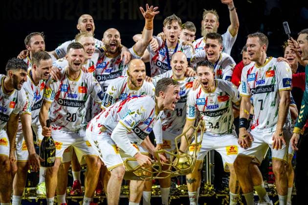 Bilder des Jahres 2025, Sport 06 Juni Sport Themen der Woche KW24 Sport Bilder des Tages Handball Köln 15.06.2025 EHF Final4 2025 Champions League Championsleague Finale Füchse Berlin - SC Magdeburg Der SC Magdeburg ist Champions League Sieger 2025 Kristjansson Gisli Thorgeir (Magdeburg, No.10) mit Pokal Siegerehrung Jubel