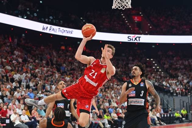 Justus HOLLATZ (FCB), Aktion,Zweikampf gegen Marcio SANTOS (UL), Basketball BBL,Saison 2024 2025 1.Finale, FC Bayern Muenchen-Ratiopharm Ulm am 15.06.2025, S A P G A R D EN