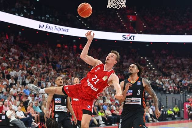 Justus HOLLATZ (FCB), Aktion,Zweikampf gegen Marcio SANTOS (UL), Basketball BBL,Saison 2024 2025 1.Finale, FC Bayern Muenchen-Ratiopharm Ulm am 15.06.2025, S A P G A R D EN