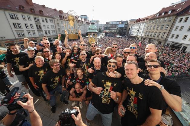 Bilder des Jahres 2025, Sport 06 Juni Sport Themen der Woche KW25 Sport Bilder des Tages 16.06.2025, xtgx, Handball, EHF Champions League, Empfang des Champions-League-Siegers SC Magdeburg im Rathaus v.l. Mannschaftsfoto mit Pokal Koeln