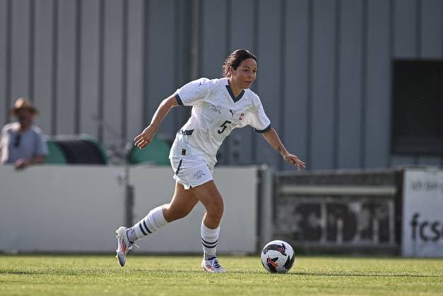 Fussball 14.06.2025 Jubilaeumsspiel: Suisse Legends gegen Kurdische FC Solothurn (50 Jahre) Vanessa Bernauer am Ball
