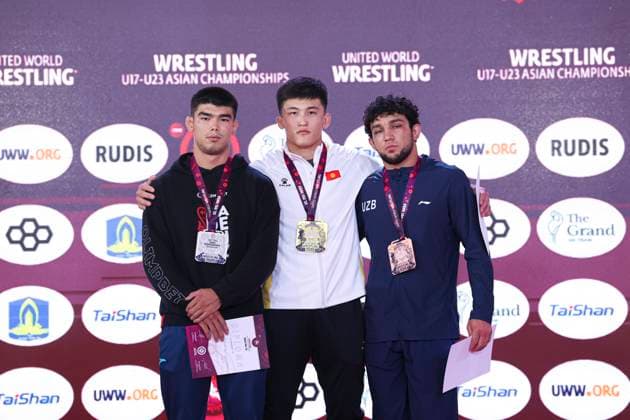 Wrestling U23 Asian Championships Podium 87kg GR - Gold: Asan Kurbanovich Zhanyshov (KGZ), Silver: Maksat Sailau (KAZ), Bronze: Rahimjon Uzokov (UZB)