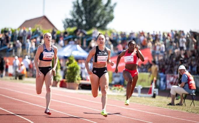 Bilder des Jahres 2025, Sport 06 Juni Sport Themen der Woche KW25 Sport Bilder des Tages 27. Internationales Leichtathletikmeeting ANHALT 2025; Dessau, 21.06.2025 Unterwegs im 100m-Vorlauf der Frauen (von links): Sina Mayer (GER LAZ Zweibrücken) und Gina Lückenkemper (GER SCC Berlin); 27. Internationales Leichtathletikmeeting ANHALT 2025 am 21.06.2025 im Paul-Greifzu-Stadion in Dessau (Sachsen-Anhalt). Copyright: xBEAUTIFULxSPORTS R.xSchmittx