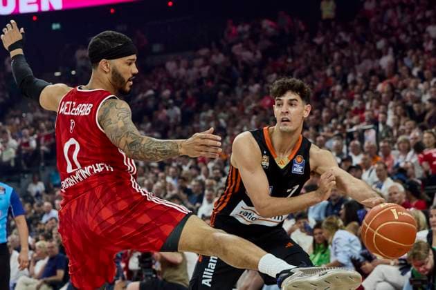 Bilder des Jahres 2025, Sport 06 Juni Sport Themen der Woche KW25 Sport Bilder des Tages Deutsche Basketball Bundesliga (BBL), FC Bayern München Basketball vs ratiopharm ulm, München FC Bayern Basketball, ulm ratiopharm, 2025-06-21 in München (SAP Garden) WEILER-BABB Nick (FC Bayern Basketball FCBB00 Shooting Guard), SARAF Ben (ratiopharm Ulm ULM77PG) sportworld München SAP Garden Bayern Deutschland