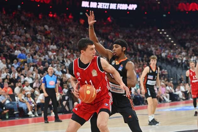 VLADIMIR LUCIC (FCB), Aktion,Zweikampf gegen Nelson WEIDEMANN (UL) Basketball BBL,Saison 2024 2025 3.Finale, FC Bayern Muenchen-Ratiopharm Ulm am 21.06.2025, S A P G A R D EN