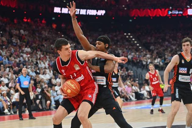 VLADIMIR LUCIC (FCB), Aktion,Zweikampf gegen Nate HINTON (UL) Basketball BBL,Saison 2024 2025 3.Finale, FC Bayern Muenchen-Ratiopharm Ulm 79-81 am 21.06.2025, S A P G A R D EN