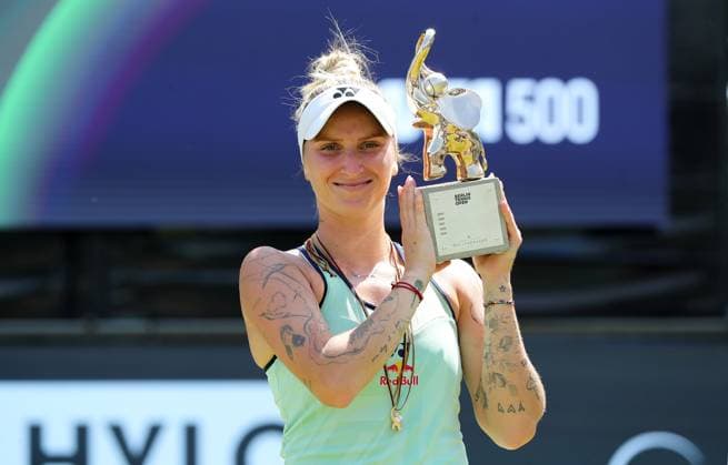 Bilder des Jahres 2025, Sport 06 Juni Sport Themen der Woche KW25 Sport Bilder des Tages Siegerin Gewinnerin Marketa Vondrousova (CZE) mit Pokal im Steffi Graf Stadion Finale HYLO Berlin Tennis Open Damen auf Rasen 22.06.2025