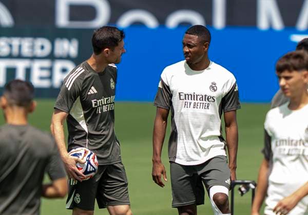 Xabi Alonso (Real Madrid, Headcoach, Coach) im Gespräch mit David Alaba (Real Madrid, 4) FIFA Club World Cup: Training Real Madrid 25.06.2025, FIFA Club World Cup: Training Real Madrid in Gardens North County District Park (TBCTS), Palm Beach Gardens, Florida, USA Copyright: HMBxMedia xMarcoxBader
