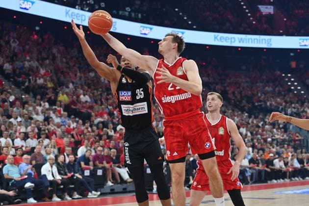 Justus HOLLATZ (FCB), Aktion,Zweikampf gegen Karim JALLOW (UL). Basketball BBL,Saison 2024 2025 5.Finale, FC Bayern Muenchen-Ratiopharm Ulm am 26.06.2025, S A P G A R D EN