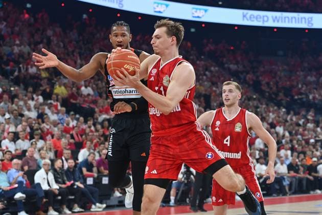 Justus HOLLATZ (FCB), Aktion,Zweikampf gegen Karim JALLOW (UL). Basketball BBL,Saison 2024 2025 5.Finale, FC Bayern Muenchen-Ratiopharm Ulm am 26.06.2025, S A P G A R D EN