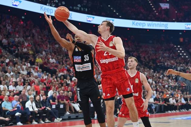 Justus HOLLATZ (FCB), Aktion,Zweikampf gegen Karim JALLOW (UL). Basketball BBL,Saison 2024 2025 5.Finale, FC Bayern Muenchen-Ratiopharm Ulm 81-77. am 26.06.2025, S A P G A R D EN