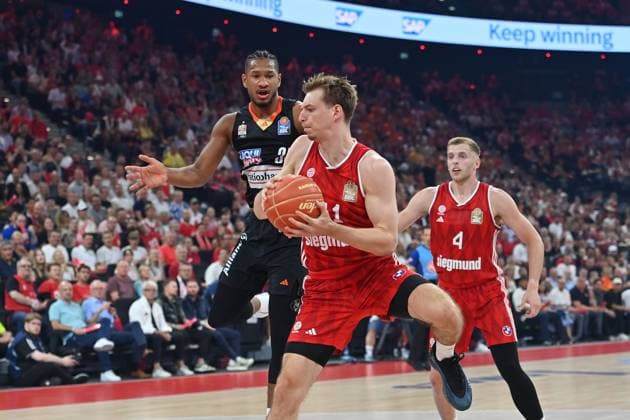 Justus HOLLATZ (FCB), Aktion,Zweikampf gegen Karim JALLOW (UL). Basketball BBL,Saison 2024 2025 5.Finale, FC Bayern Muenchen-Ratiopharm Ulm 81-77. am 26.06.2025, S A P G A R D EN
