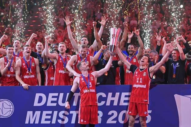 Bilder des Jahres 2025, Sport 06 Juni VLADIMIR LUCIC (FCB) und Andreas OBST (FCB) mt Pokal,Cup,Trophaee, Teamfoto,Team,Mannschaft,Mannschaftsfoto. Siegerehrung,Deutscher Meister, Basketball BBL,Saison 2024 2025 5.Finale, FC Bayern Muenchen-Ratiopharm Ulm 81-77. am 26.06.2025, S A P G A R D EN
