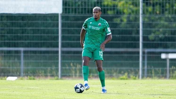 Yannick Osee (SVS, 13), am Ball, Freisteller, Ganzkörper, Einzelbild, Einzelfoto, Aktion, Action, 27.06.2025, Leimen (Deutschland), Fussball, Testspiel, FC Badenia St.Ilgen - SV Sandhausen
